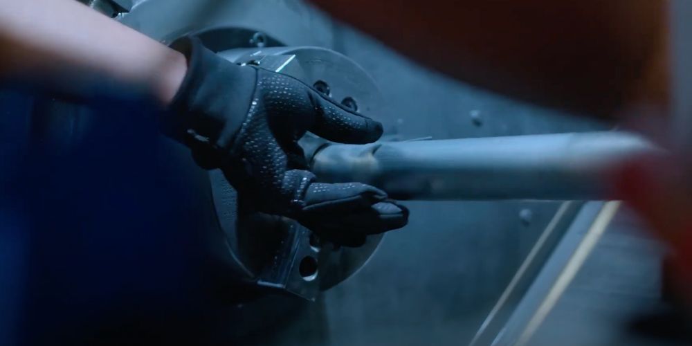 600 mm adjustable leg placed in machine chuck